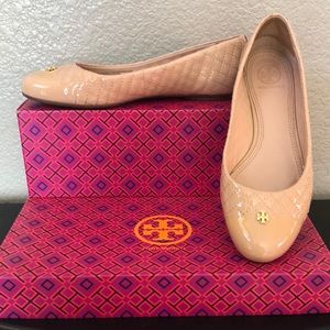 Tory Burch patent leather flat shoe
